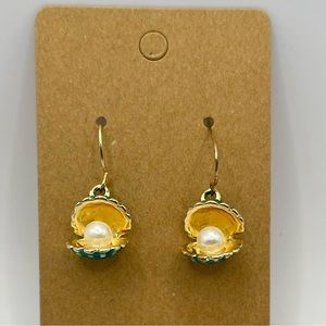 Clam and pearl gold white and green dangling earrings